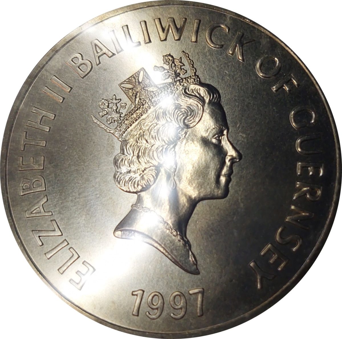 Guernsey 5 Pounds - Elizabeth II Golden Wedding obverse