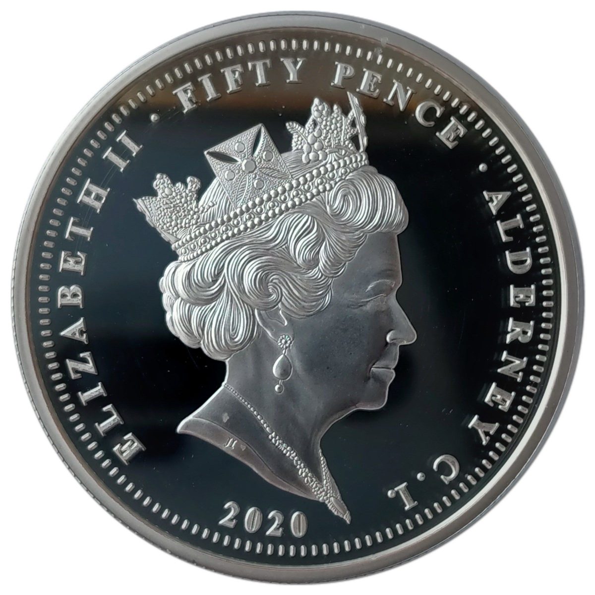 Alderney 50 Pence - Elizabeth II VE-Day - Never Give In obverse