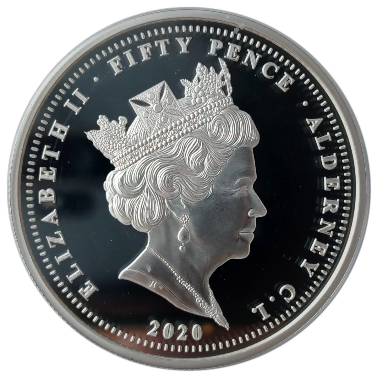 Alderney 50 Pence - Elizabeth II VE-Day - Men of Valour obverse