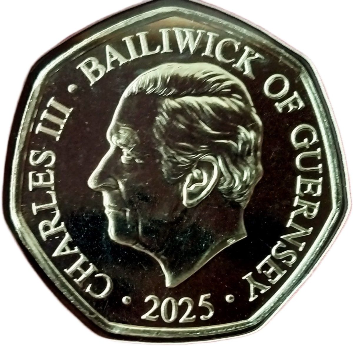 Guernsey 50 Pence - Charles III A Robin in a Spruce Tree obverse