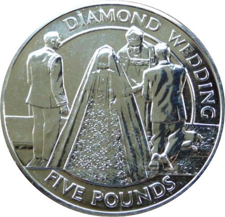 Guernsey 5 Pounds - Elizabeth II Kneeling at Wedding ceremony reverse