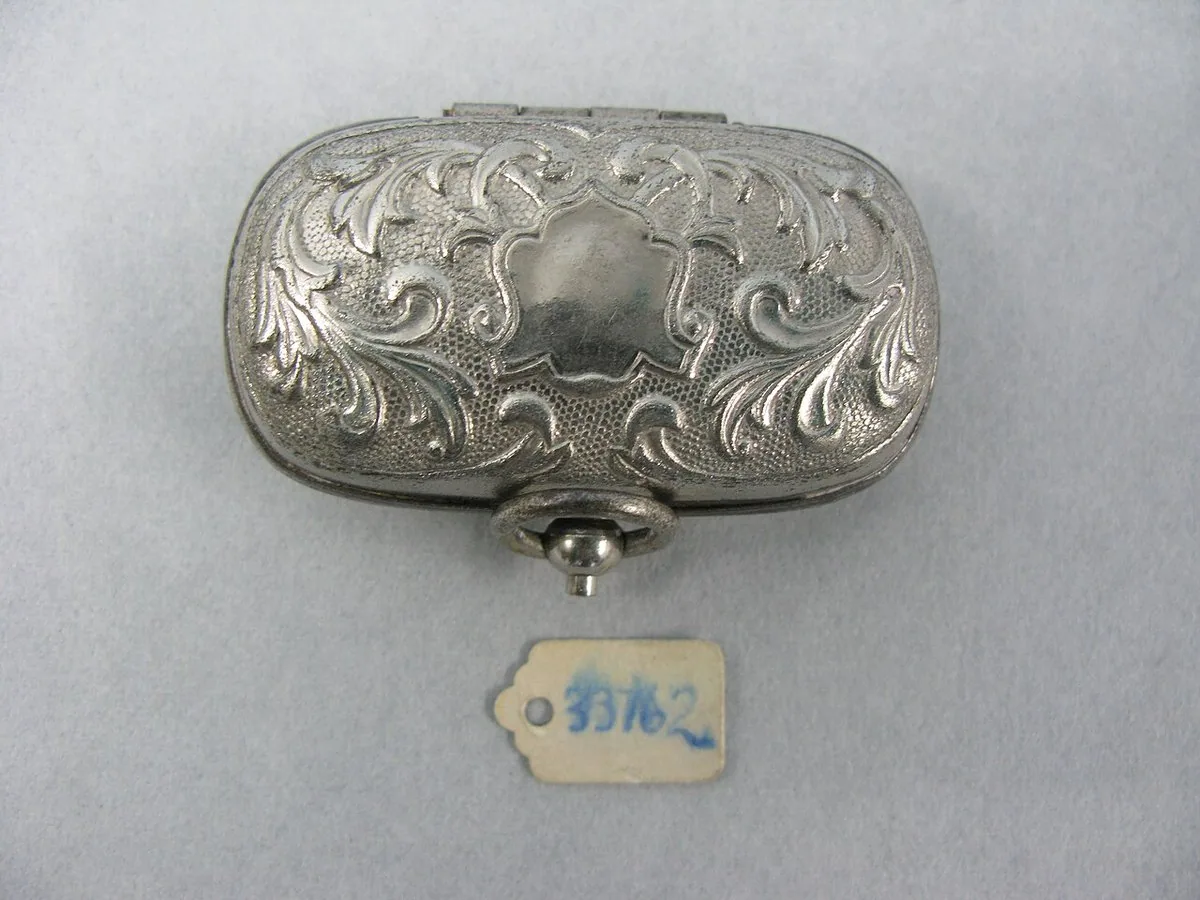 Museum sovereign case, a holder for gold sovereign coins, shown as a related object
