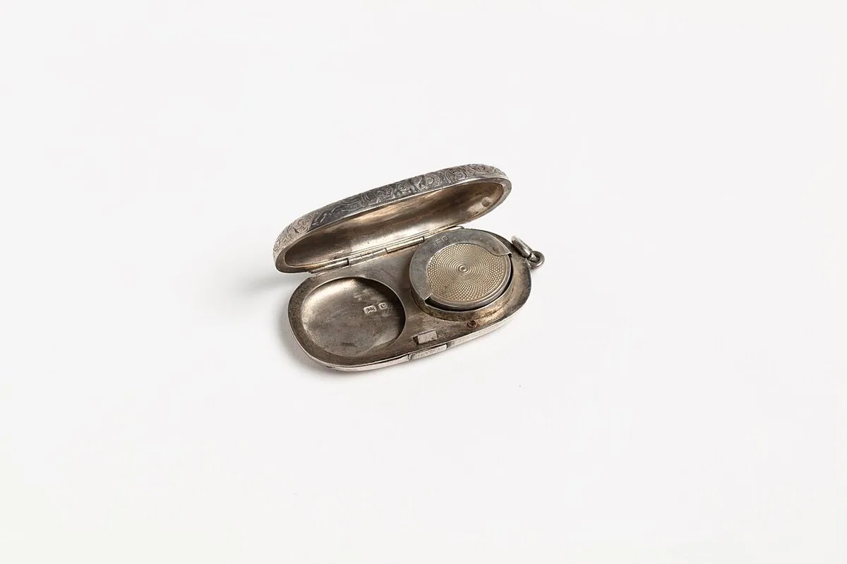 Museum sovereign case, a holder for gold sovereign coins