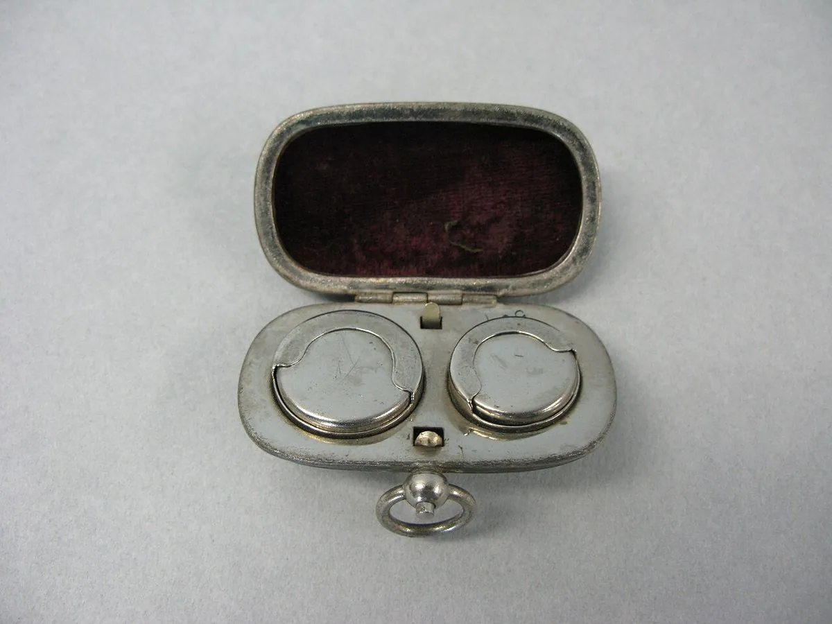 Sovereign case Museum sovereign case, a holder for gold sovereign coins