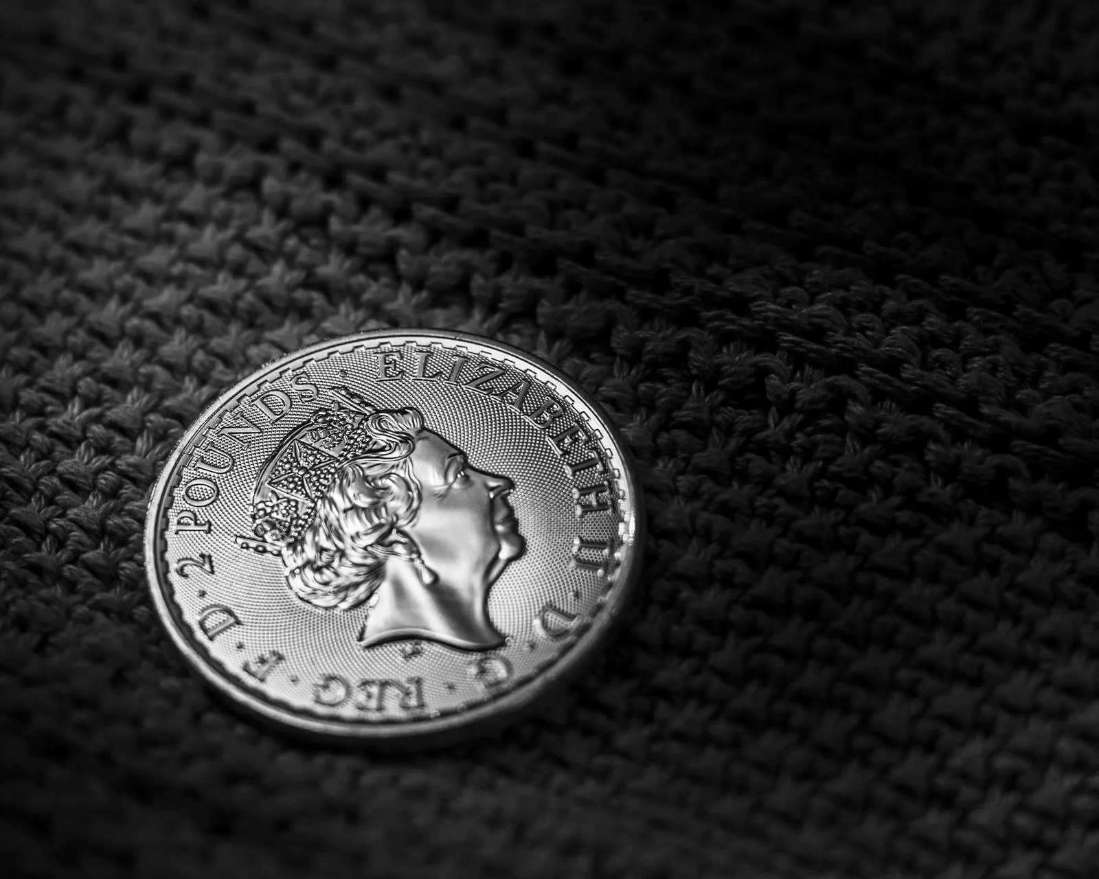 Obverse of a British two pound coin showing Elizabeth II